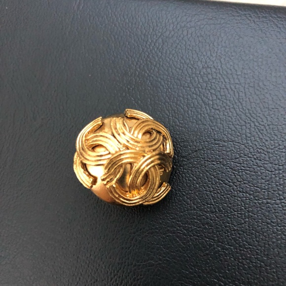 Auth Chanel 24k plated earrings - Picture 4 of 7